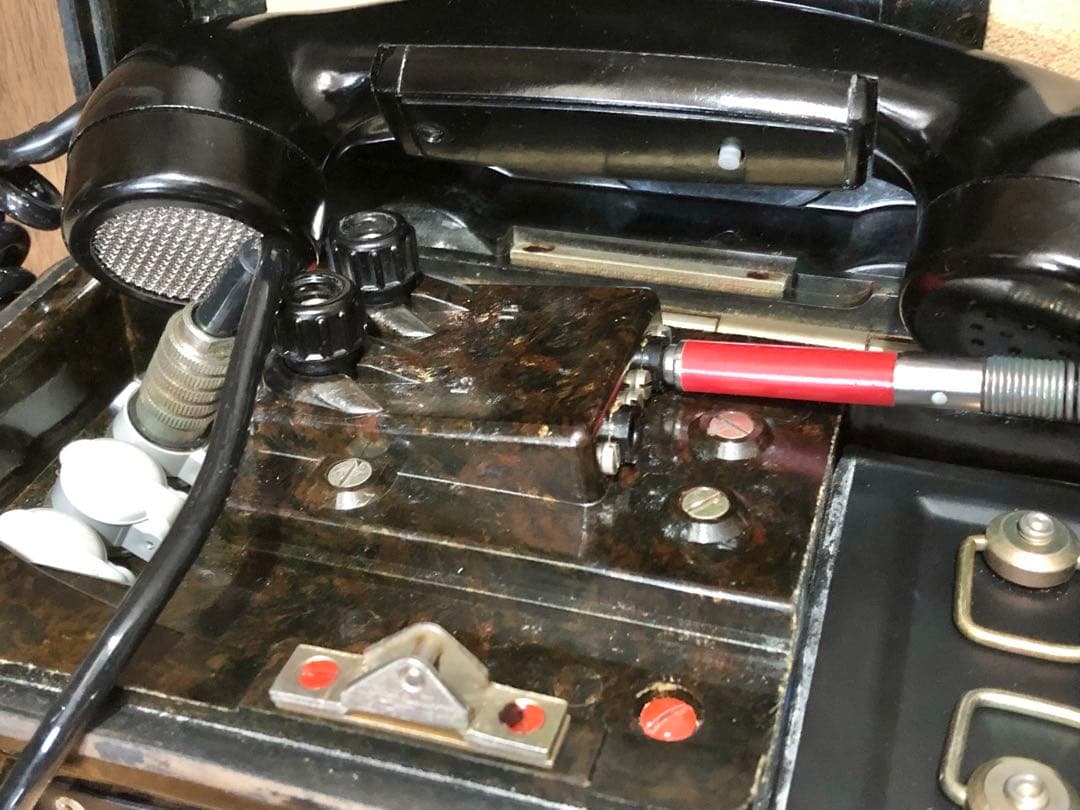 ￼★ドイツ軍放出品 NVA 野戦電話機 FF63S ★ドイツ軍迷彩服のおまけ付き