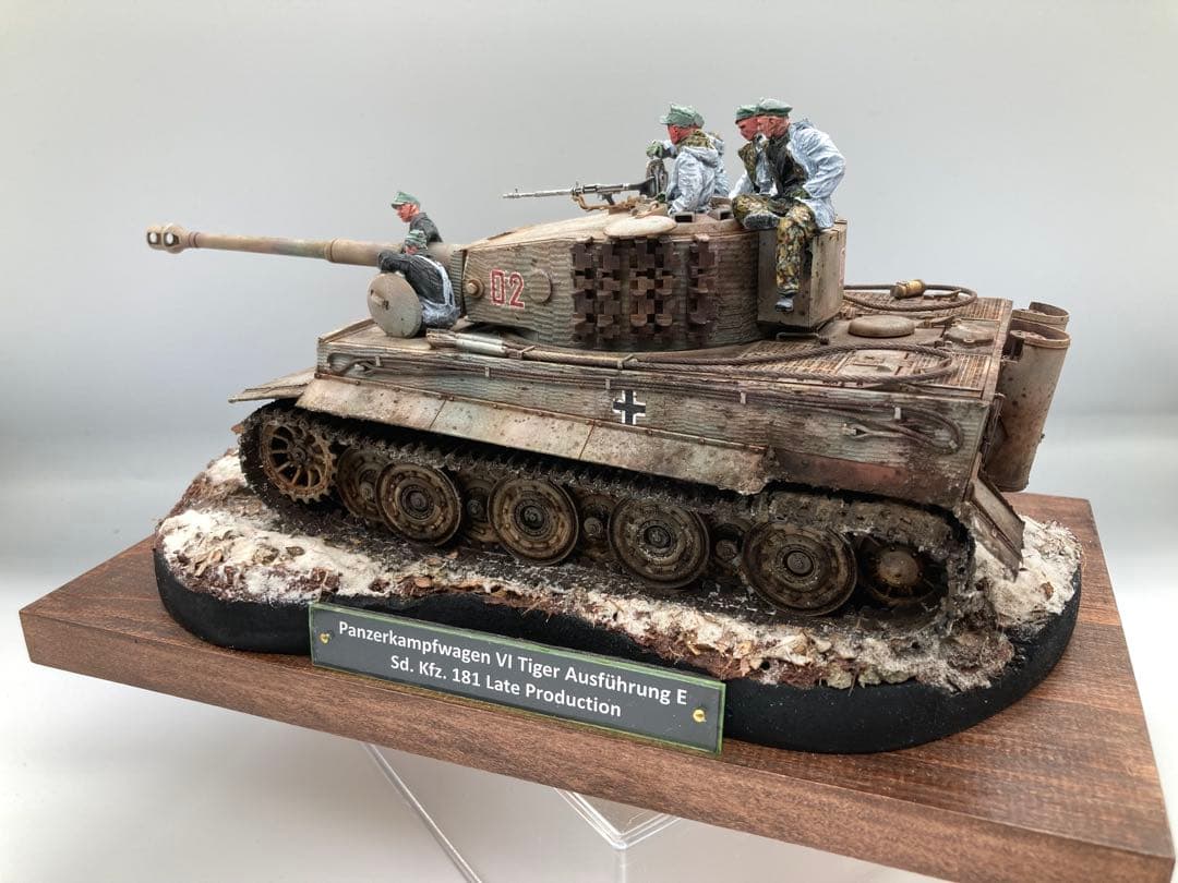 戦車模型完成品 1/35 ティーガー1後期型ヴィネット作品 全塗装済み完成品