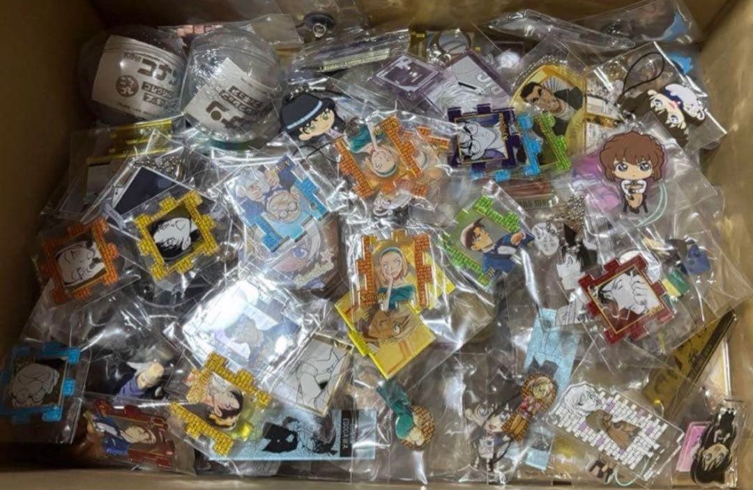 名探偵コナン 缶バッジ アクリルスタンド キーホルダー まとめ売り 300個以上
