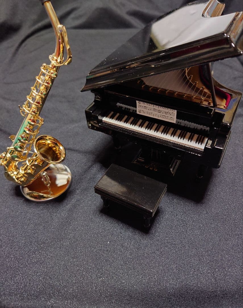高級ミニチュアグランドピアノとミニチュアサックスセット（新品）ケース付き
