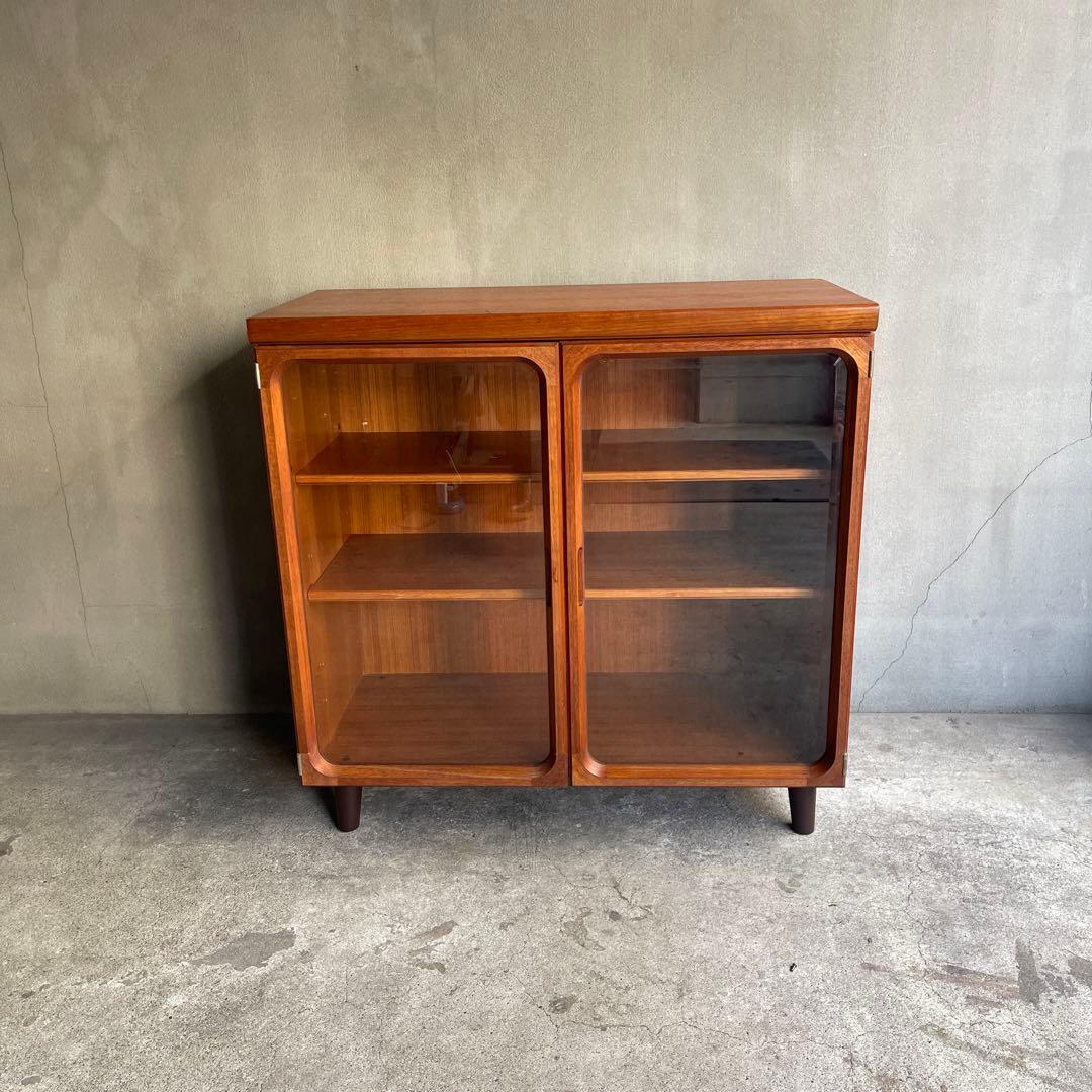 北欧スタイル　ガラス扉キャビネット 収納