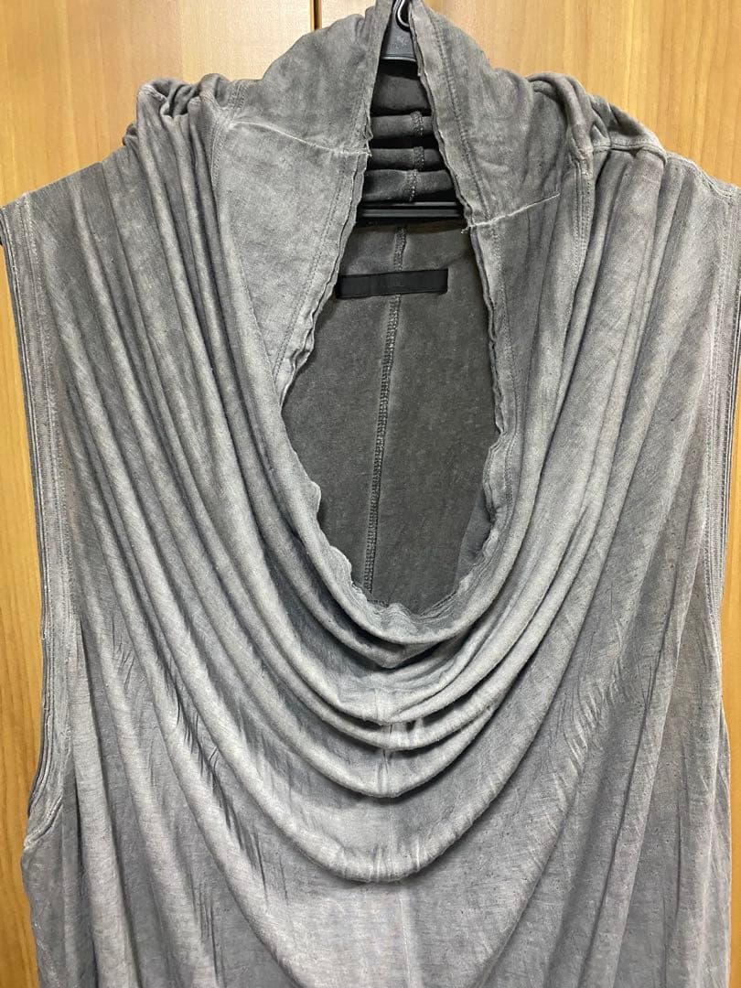 MA_JULIUS グレー ドレープネック ノースリーブトップス