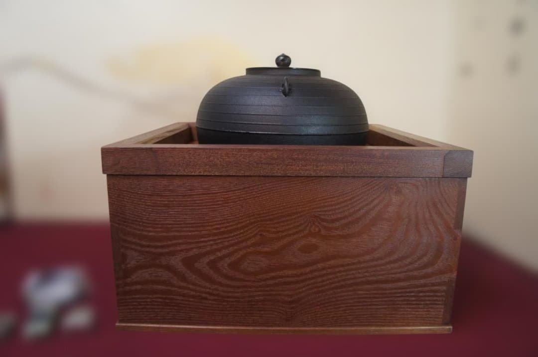 ☆本桑 置炉 在銘 平丸千筋釜 釜鐶 置炉用600w炭型電熱器 送料込み