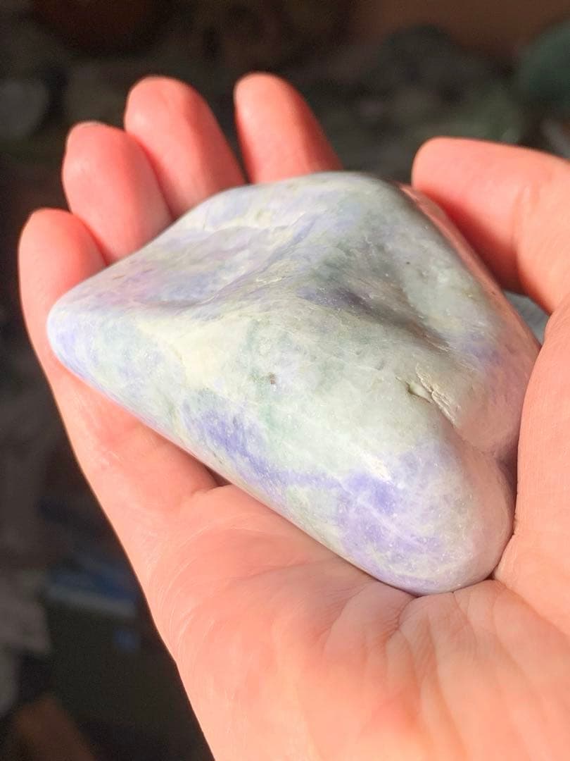 糸魚川ラベンダー翡翠　原石　紫ひすい　水石　根付　国産鉱物標本　コン沢　妖精ラベ