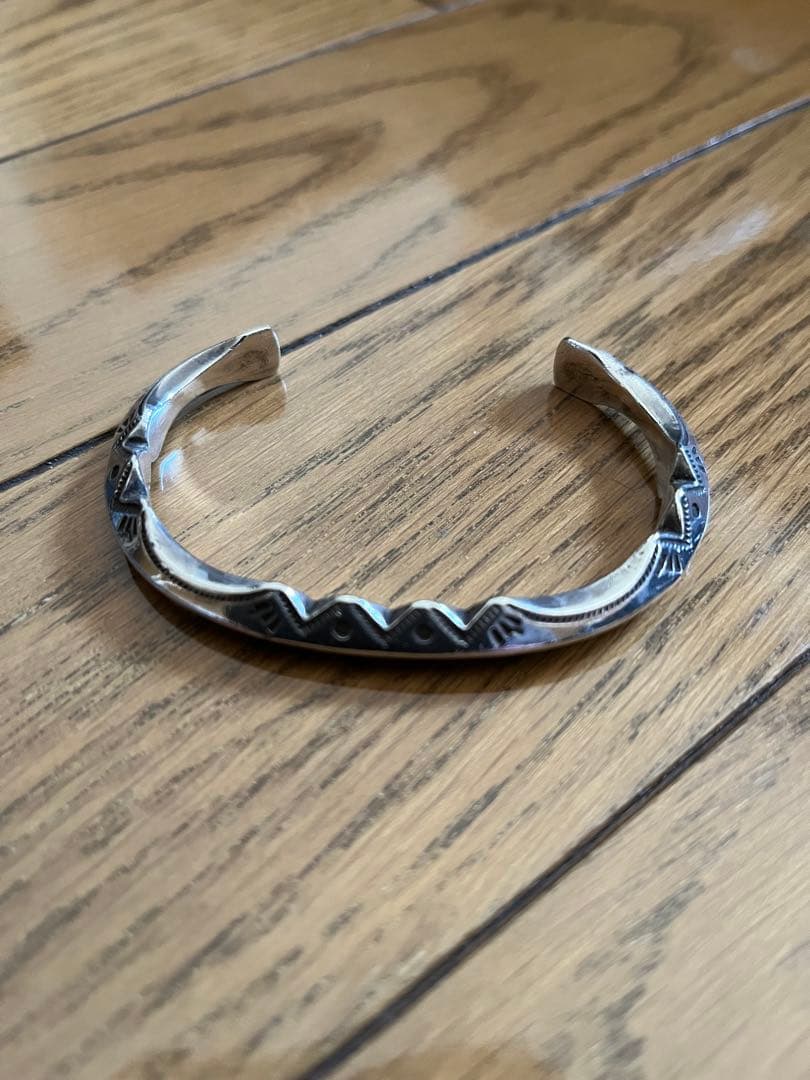 Hilo　　ナバホ族 レイアダカイ シルバーバングル