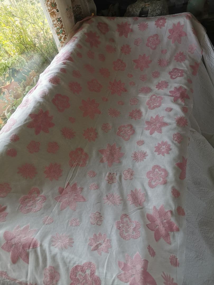 アンティーク ノッティンガムマドラスレース 浮かぶ桜色の花々 幅広カーテンパネル