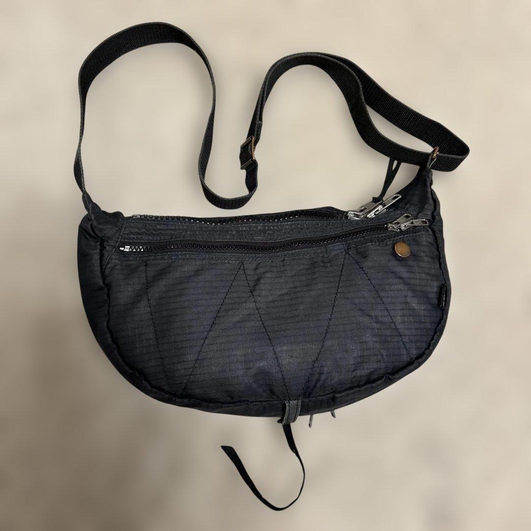 peepLoverLGB黒のナイロンショルダーバッグ 底ファースナーで幅広