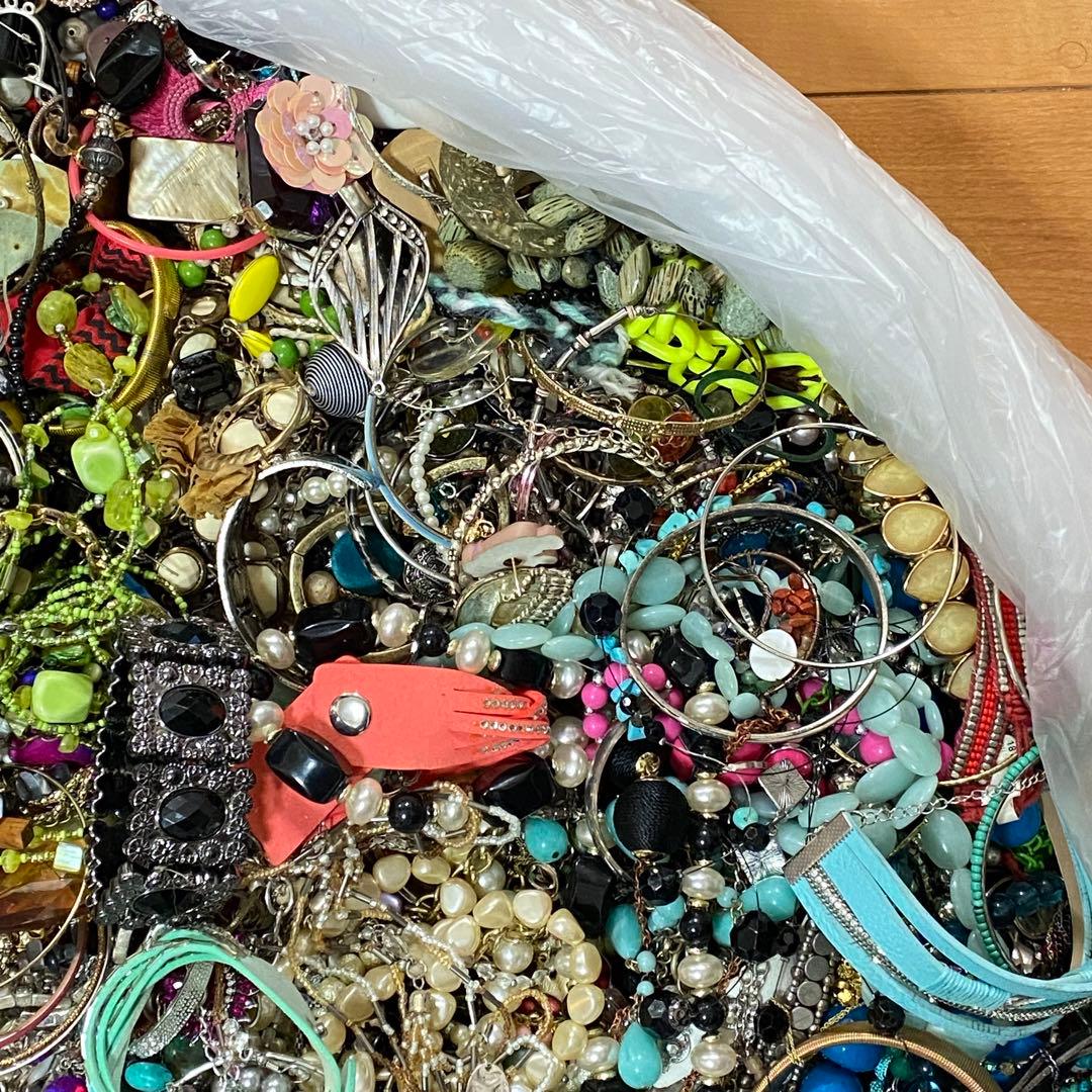 大量まとめ売り　ジャンク　未選別　アクセサリー色々①　約13.0㎏　ネックレス他