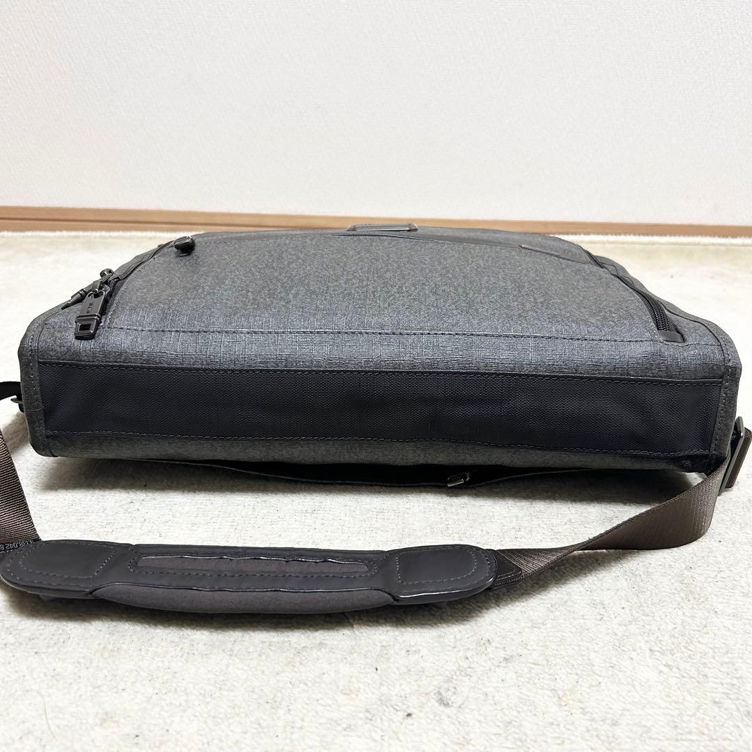 美品　TUMI トゥミ　スリム　デラックスポートフォリオ　PVCレザー　グレー