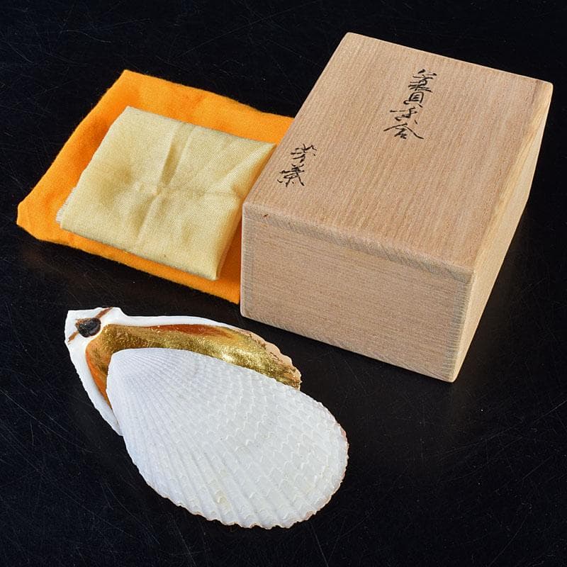 茶道具　粟野芳葉作　乾漆　内金溜　蓑貝香合　共箱　C　R7583