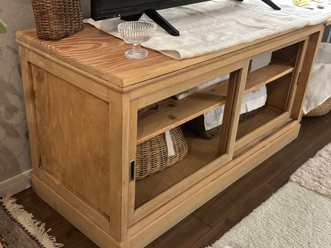 古家具の木肌のやさしい引き戸キャビネット