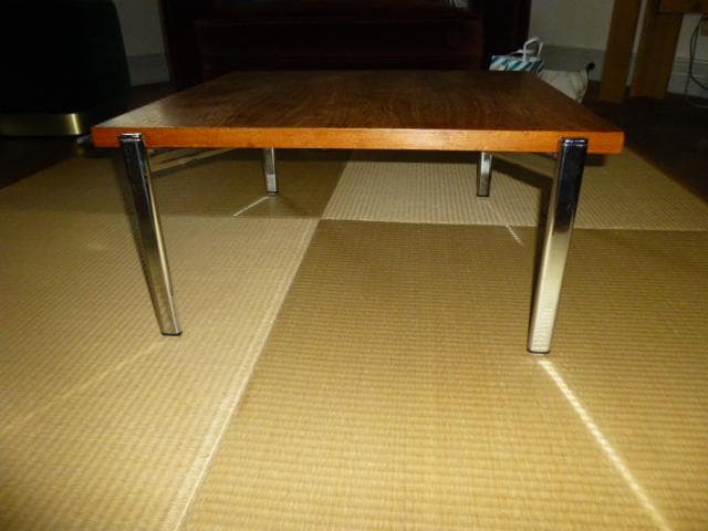 英国アンティークのコーヒーテーブル