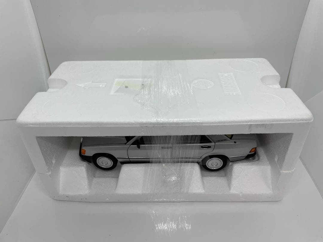 304-033 ノレブ 1/18 メルセデスベンツ 190E 1982