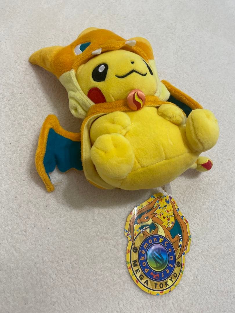 【タグ付き】ポケセン限定 ピカチュウポンチョを着たぬいぐるみ(メガリザードンY)