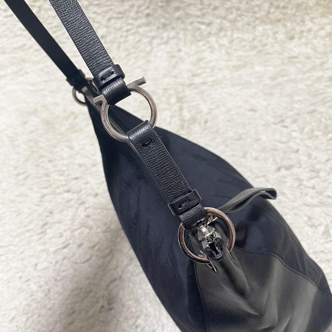 【美品】フェラガモ　ショルダーバッグ　ナイロン　レザー　黒　ガンチーニ　総柄