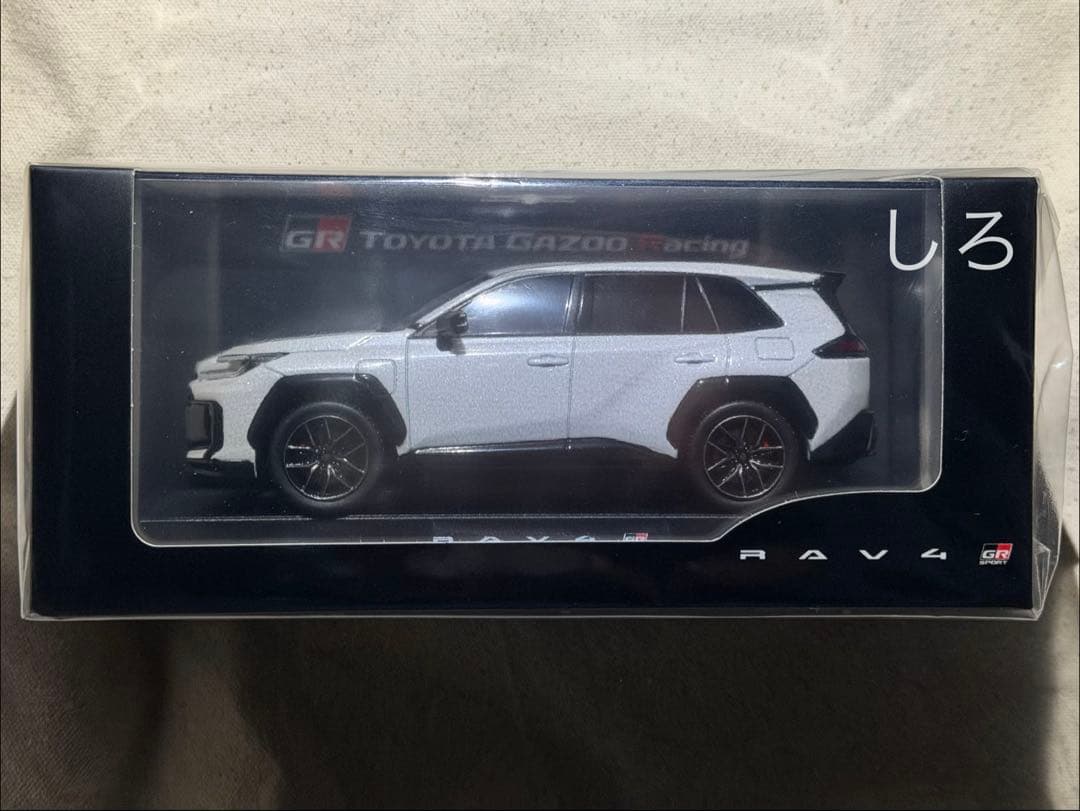 トヨタ RAV4 GRスポーツ ホワイト 1/30カラーサンプルミニカー 色見本