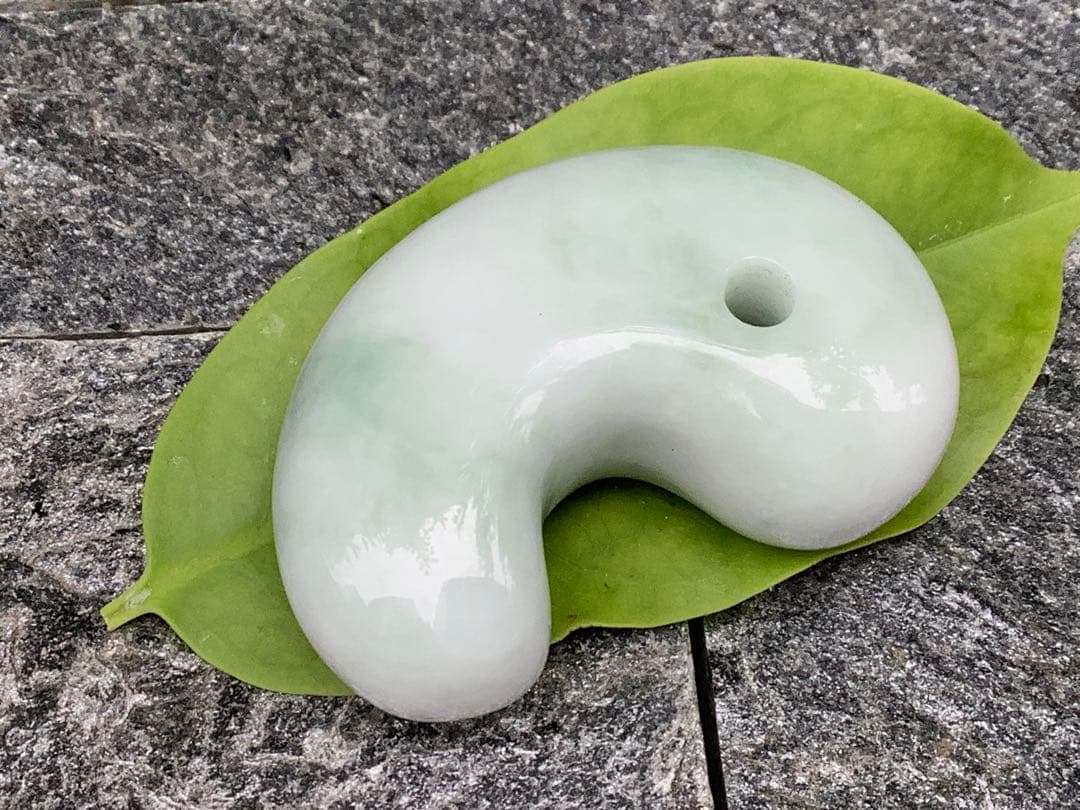 ✳初の絶品色彩　絶対のおすすめ‼️25万円以上します糸魚川翡翠勾玉　鑑別書付極上物