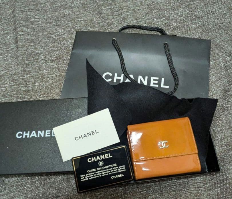 最終お値下げ！【CHANEL】 三つ折り財布 シルバーロゴ　オレンジ　エナメル
