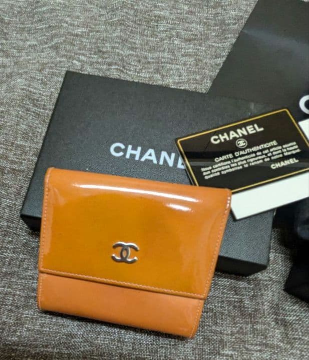 最終お値下げ！【CHANEL】 三つ折り財布 シルバーロゴ　オレンジ　エナメル