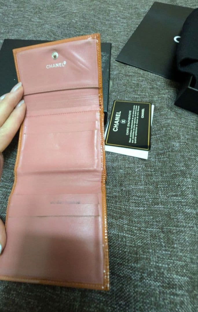 最終お値下げ！【CHANEL】 三つ折り財布 シルバーロゴ　オレンジ　エナメル