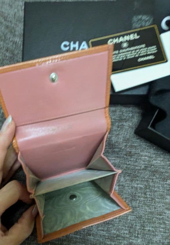 最終お値下げ！【CHANEL】 三つ折り財布 シルバーロゴ　オレンジ　エナメル