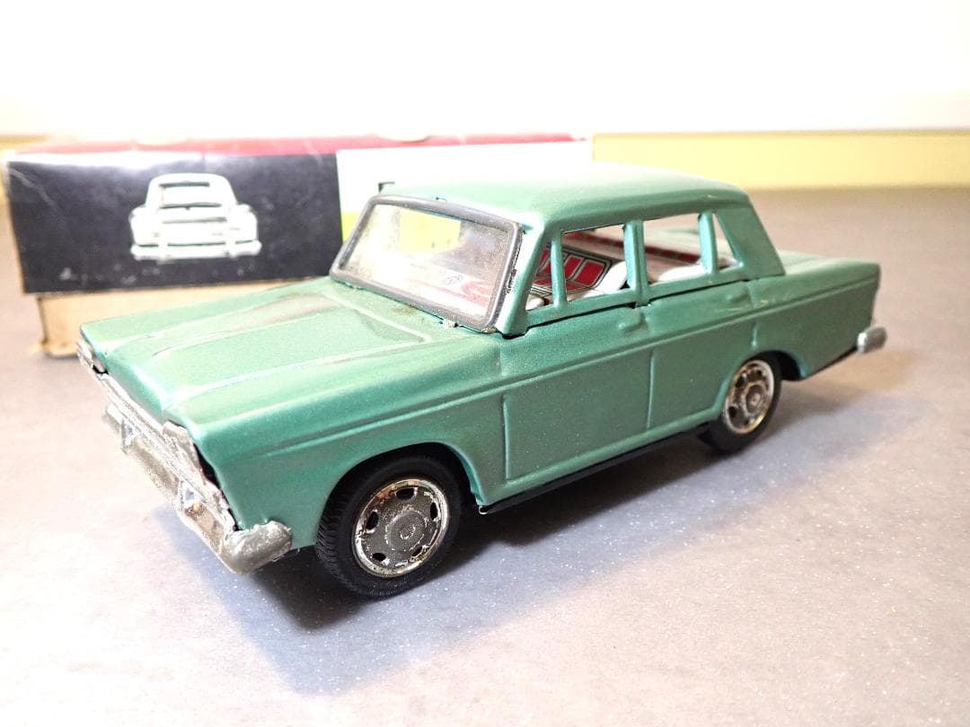 FIAT 2300 フリクションカー グリーン ビンテージブリキカー全長18㎝