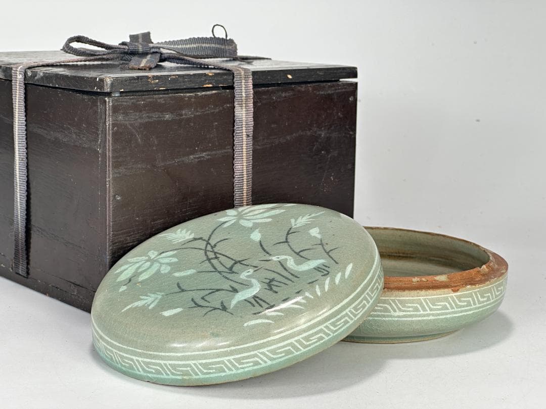 韓国美術　高麗青磁　黒白象嵌　花卉文　香合　時代　古物　朝鮮古陶磁