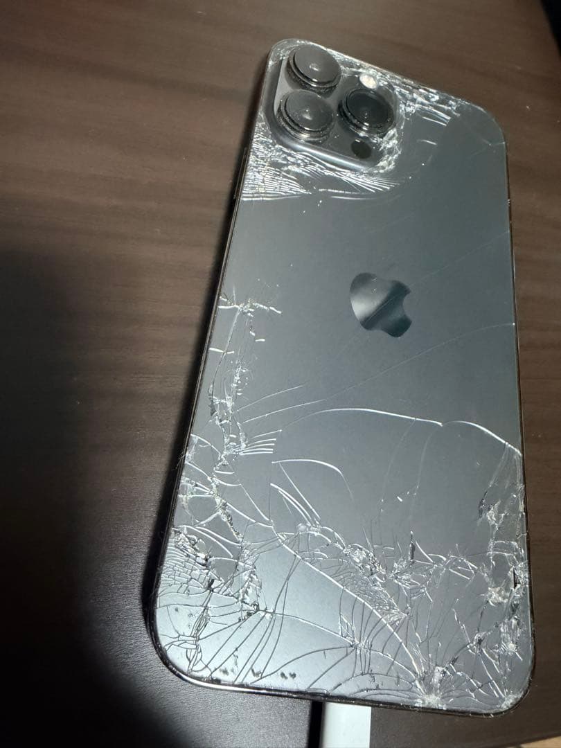 iPhone13promax 背面割れ