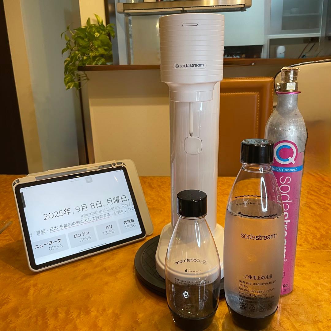 ソーダストリーム ガイア ホワイト　ガスシリンダー(満タン)1本、ボトル2本付