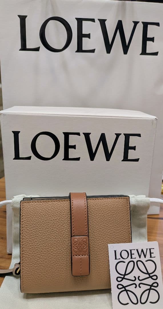LOEWE ベージュ 二つ折り財布
