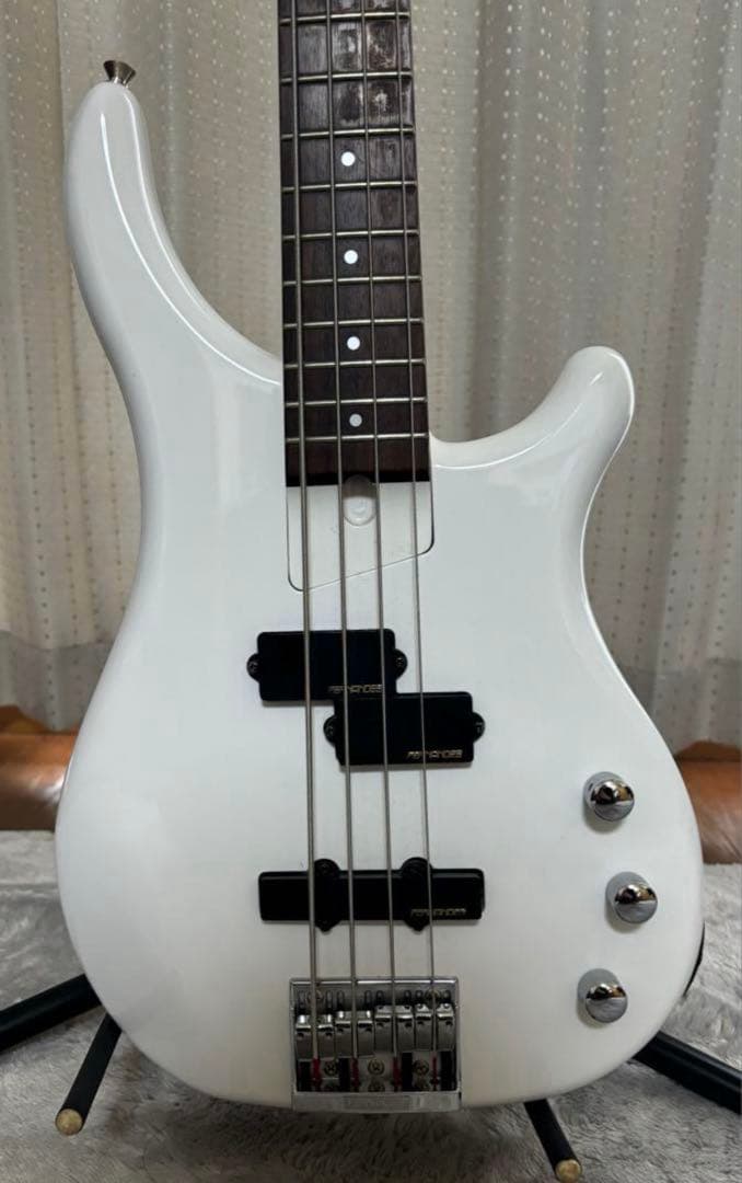 フェルナンデス　エレキベース　白　おまけ付