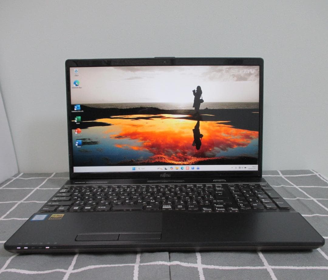 富士通ノートPC Corei7 第8世代、バッテリー93%、ブルーレイ