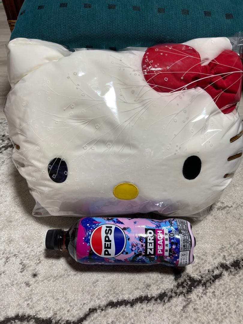 ハローキティ クッション 未開封さらに、気まぐれ値下げ中。