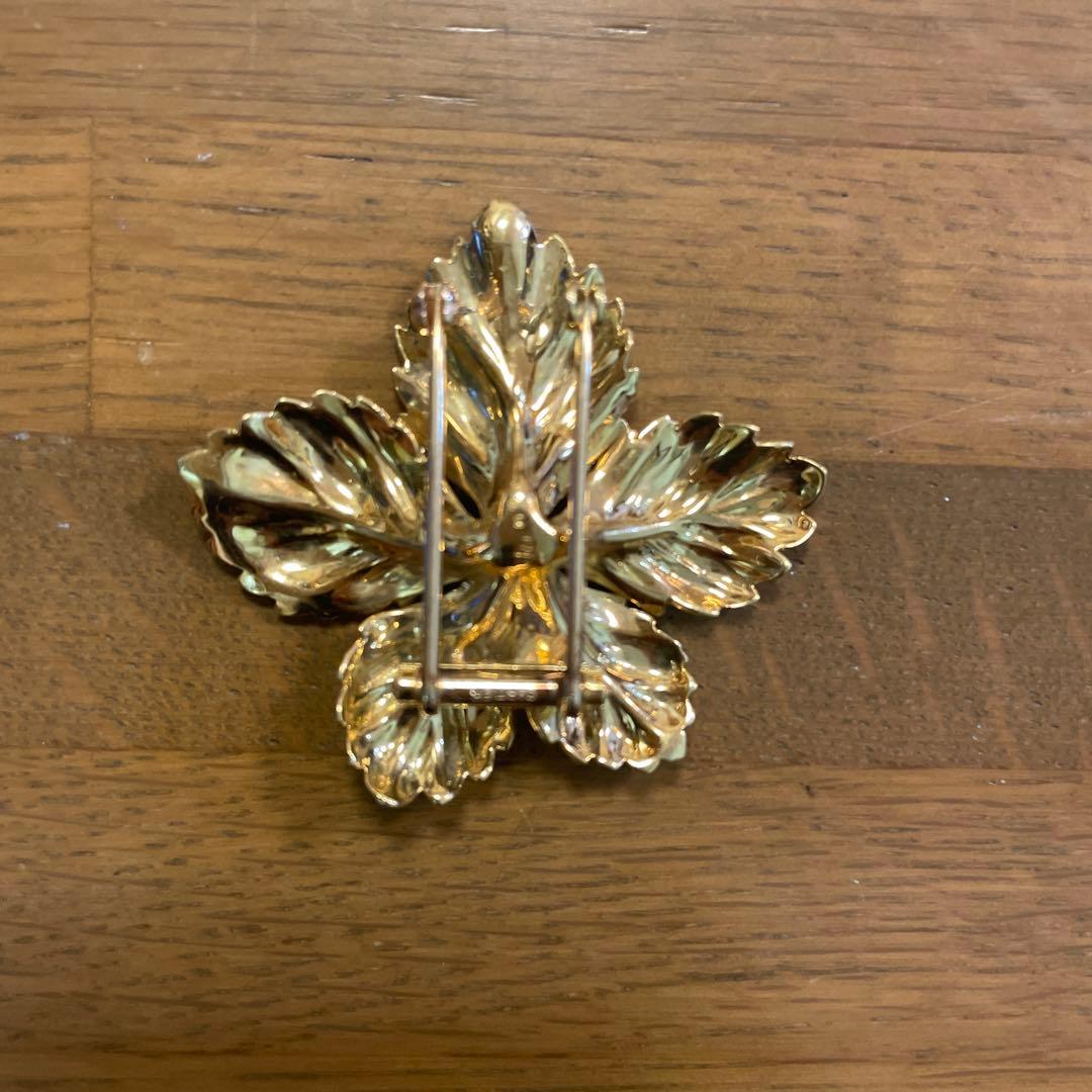 カルティエ　ダイヤ付き金色の葉型ブローチ