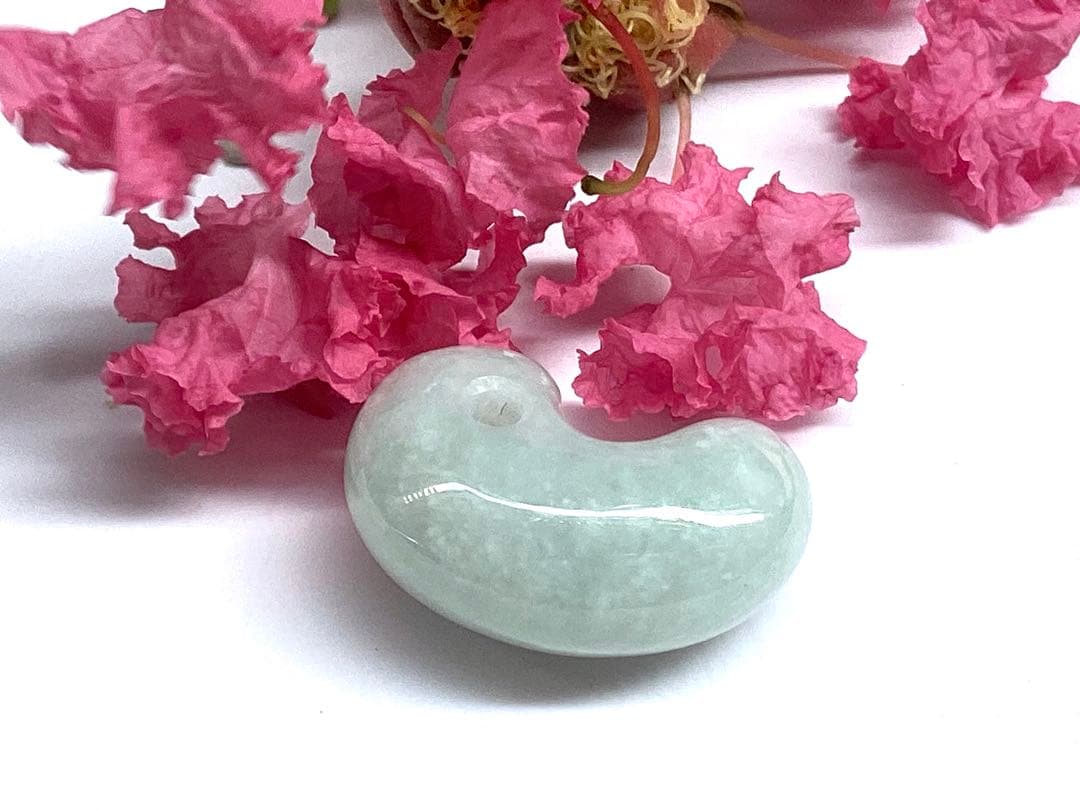 ✳高価なアイスジェイド**氷肌　糸魚川翡翠勾玉　本物の守護石をお身近に　鑑別書付