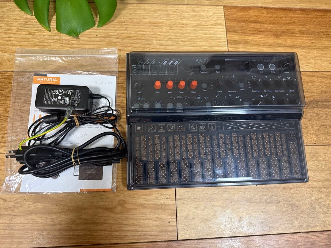 新品同様美品　Arturia MicroFreak シンセサイザー 本体