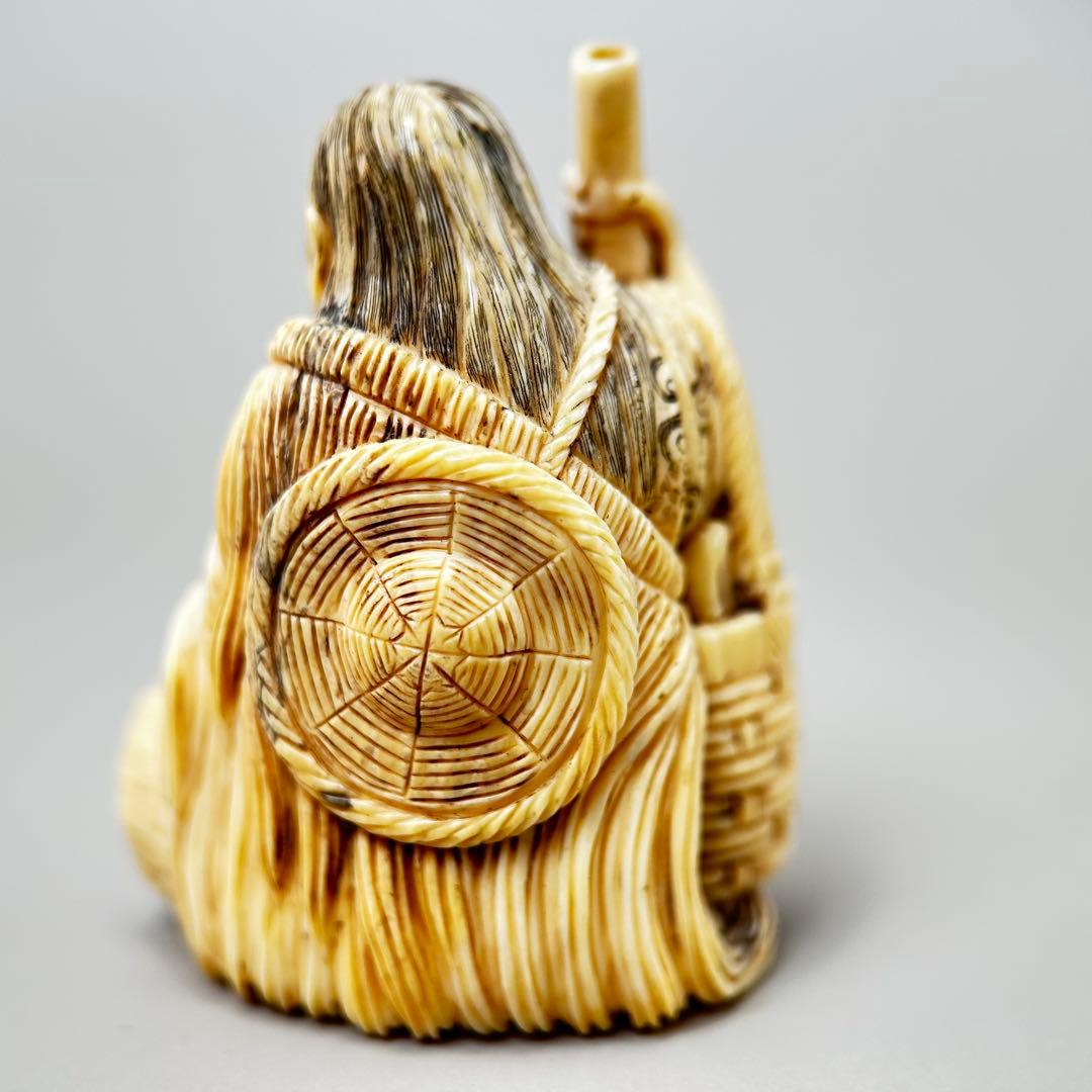 老人彫刻 杖と籠付き極上　根付天然素材アンティーク骨董　飾り物古美術置物細密細工