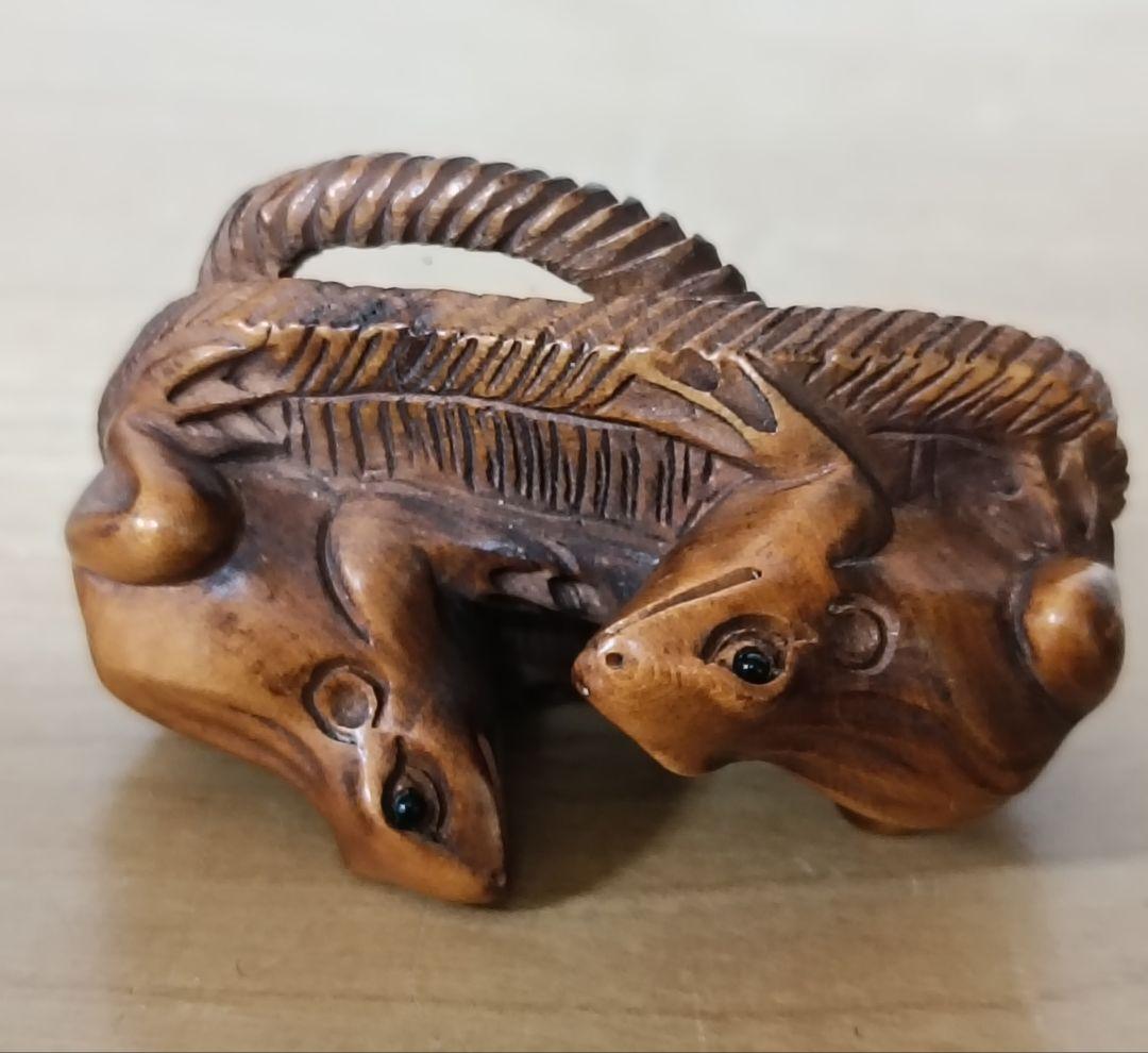 己山銘 木彫 草履に蛙一対根付　木箱付　根付　提物