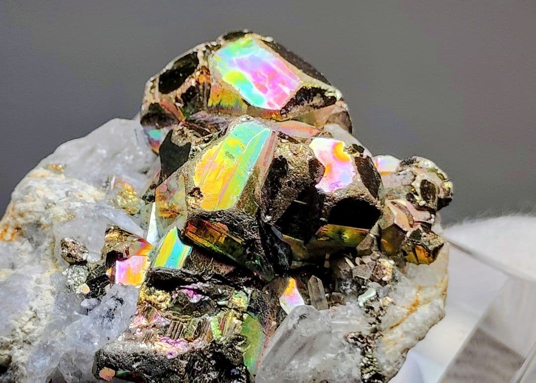 【コレクター向】レインボーパイライト イリデッセンスパイライト 水晶 共生