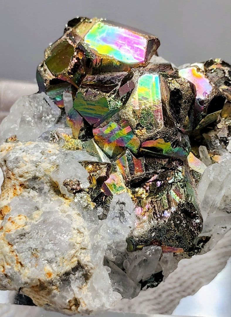 【コレクター向】レインボーパイライト イリデッセンスパイライト 水晶 共生