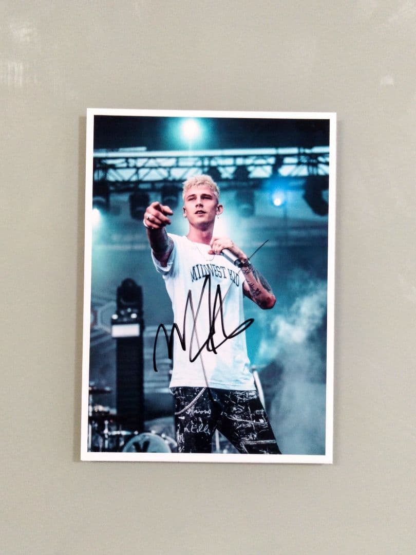 セール中…マシン・ガン・ケリー直筆サイン入り2Lサイズ写真…アメリカのラッパー…