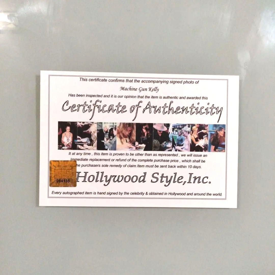 セール中…マシン・ガン・ケリー直筆サイン入り2Lサイズ写真…アメリカのラッパー…
