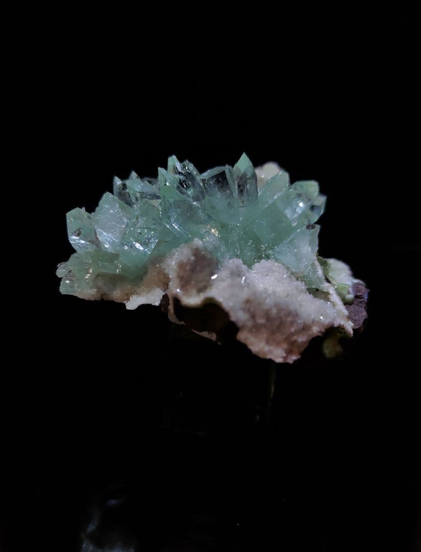 アポフィライト 魚眼石 鉱石 鉱物 ミネラル 標本 原石 母岩付き 犬牙状