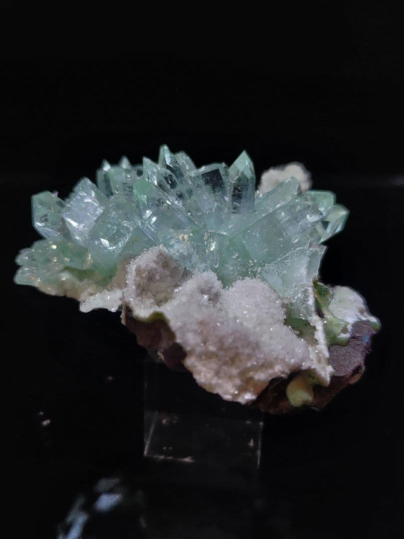 アポフィライト 魚眼石 鉱石 鉱物 ミネラル 標本 原石 母岩付き 犬牙状