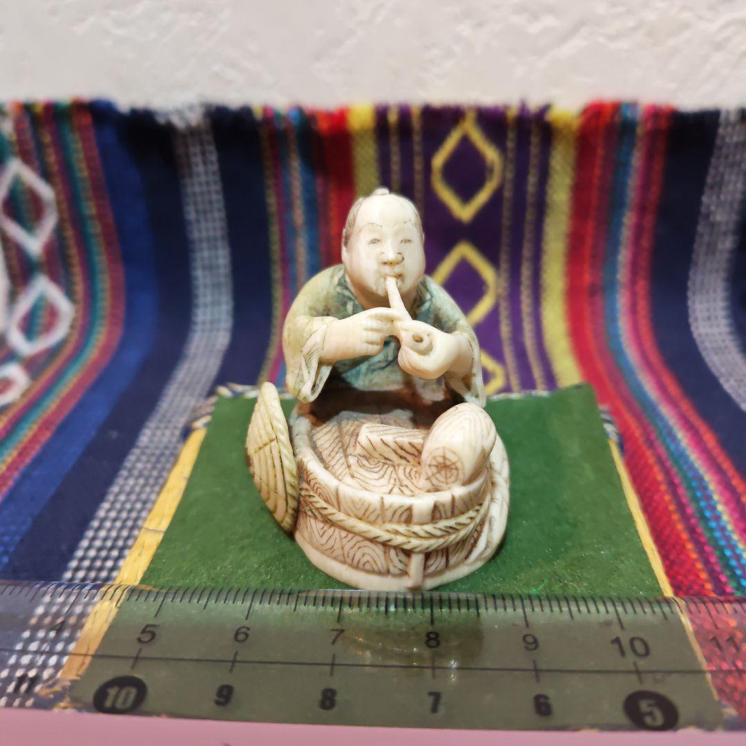 時代提物 彩色人物根付 天然素材 在銘【煙管で一服】高さ約3.9cm 重約33ｇ