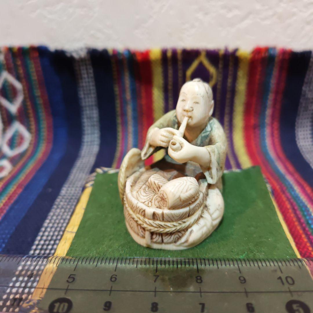 時代提物 彩色人物根付 天然素材 在銘【煙管で一服】高さ約3.9cm 重約33ｇ