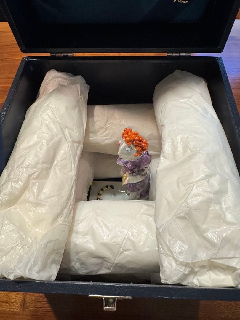 マイセン　手ひねりフィギュリン　女性と猫の置物　台付