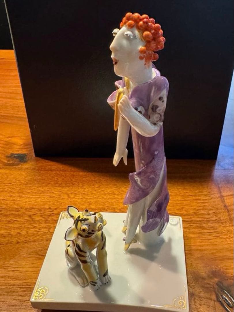 マイセン　手ひねりフィギュリン　女性と猫の置物　台付