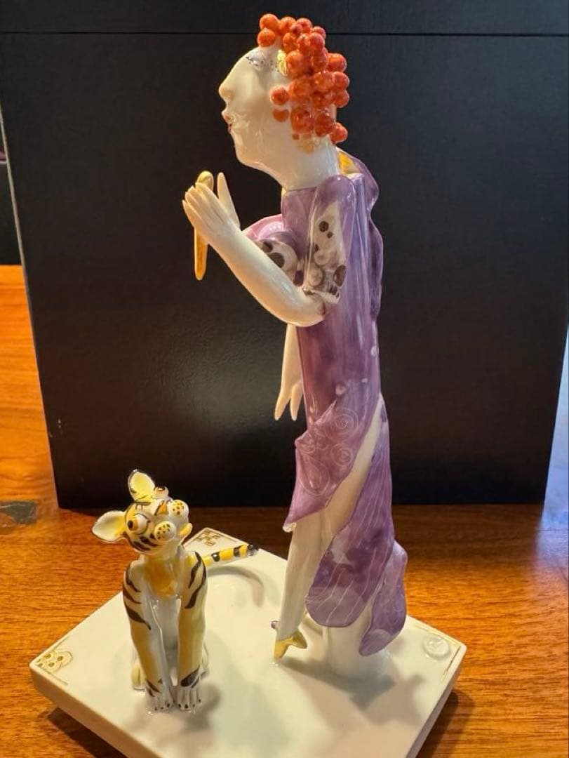 マイセン　手ひねりフィギュリン　女性と猫の置物　台付