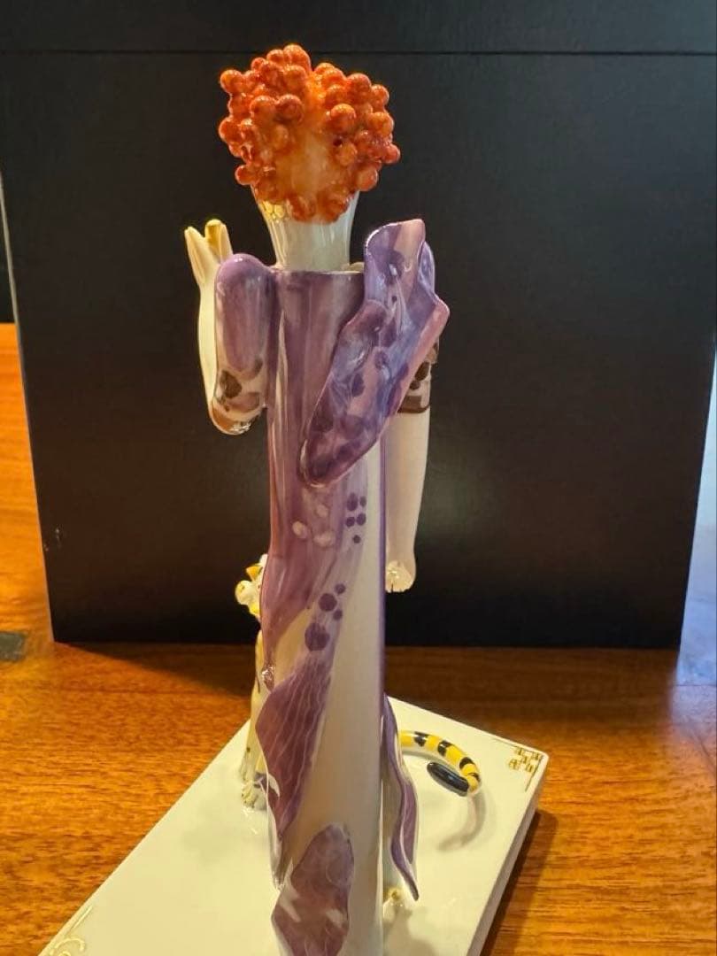 マイセン　手ひねりフィギュリン　女性と猫の置物　台付